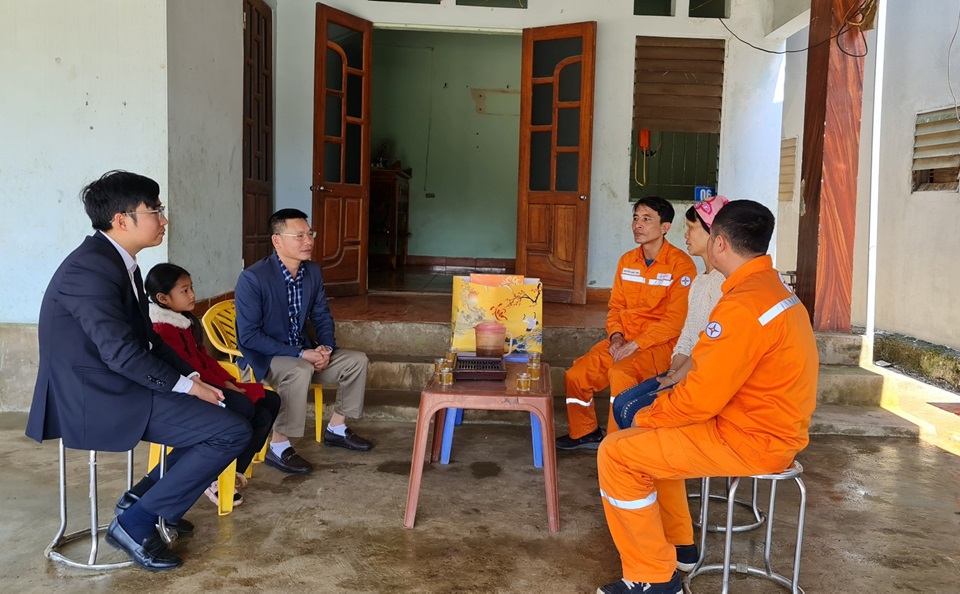 Điện lực KV Mộc Châu - Vân Hồ: Thăm, tặng quà cho học sinh có hoàn cảnh khó khăn nhân dịp Tết Giáp Thìn 2024